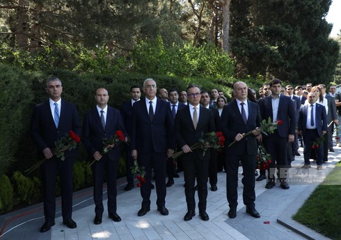 Ümummilli Lider Heydər Əliyevin xatirəsi anılır - FOTOREPORTAJ