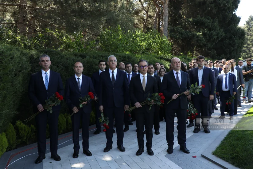 Ümummilli Lider Heydər Əliyevin xatirəsi anılır - FOTOREPORTAJ