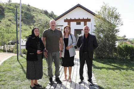 Dövlət başçısı Laçın şəhərinə qayıdan əhali ilə görüşüb, evlərin açarlarını onlara təqdim edib