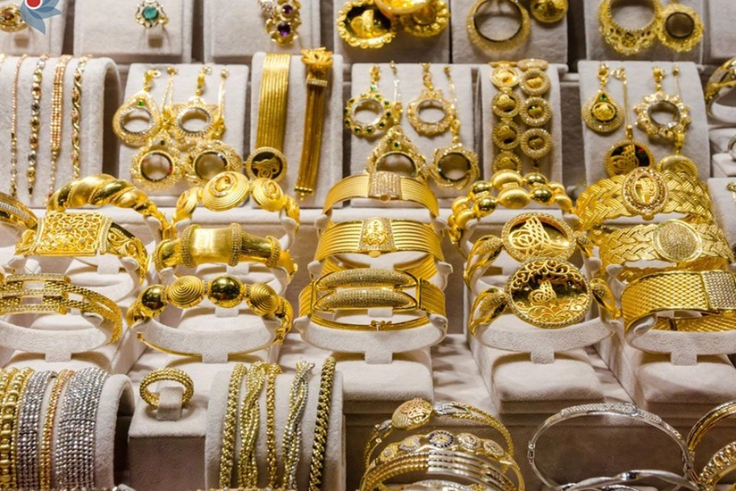 Gold prices show slight decline