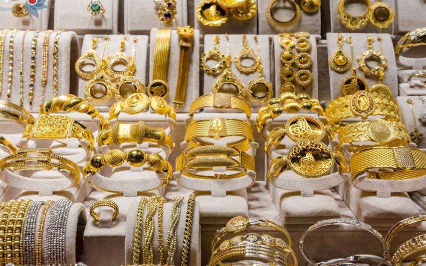 Gold prices show slight decline