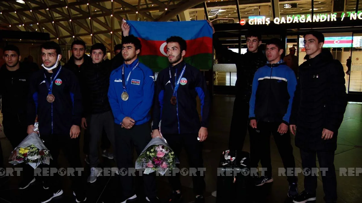 Dünya çempionatında 3 medal qazanan yunan-Roma güləşçiləri Bakıya qayıdıb