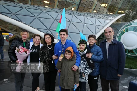 Avropa çempionatında qızıl medal qazanan gimnastlarımız Vətənə dönüblər