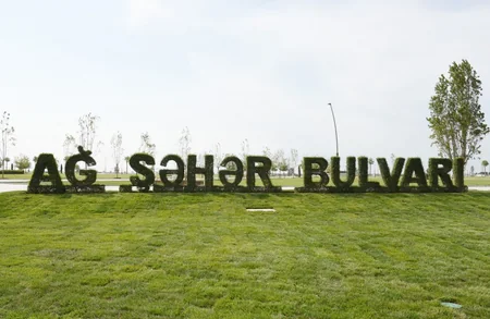 ​Prezident İlham Əliyev Bakı Ağ Şəhər bulvarında yaradılan şəraitlə tanış olub