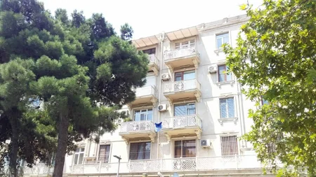 Bakıda güclü külək binanın damını uçurub - FOTO - VİDEO - YENİLƏNİB