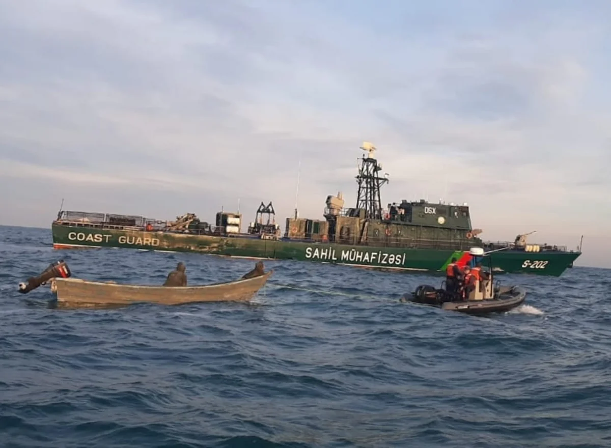 В Каспийском море спасли с лодки двух человек