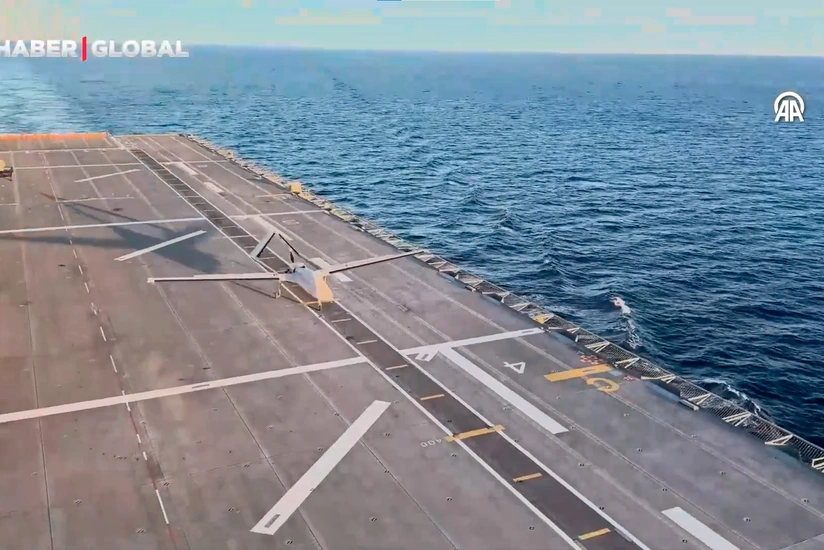Bayraktar TB3 qısa uçuş zolağı olan gəmidən manevr edərək tarixə düşüb