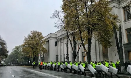 Kiyevdə Ali Rada binasının ətrafında ikiqat kordon yerləşdirilib, bir sıra mərkəzi küçələr bağlanıb