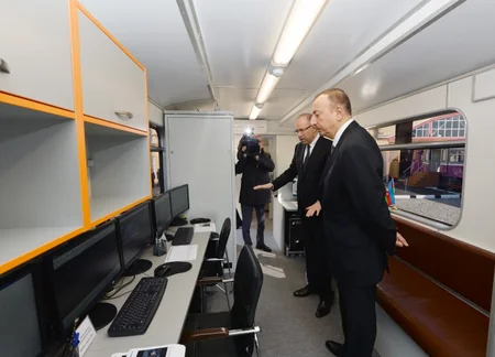 Prezident İlham Əliyev paytaxta gətirilən yeni metro qatarlarında yaradılan şəraitlə tanış olub