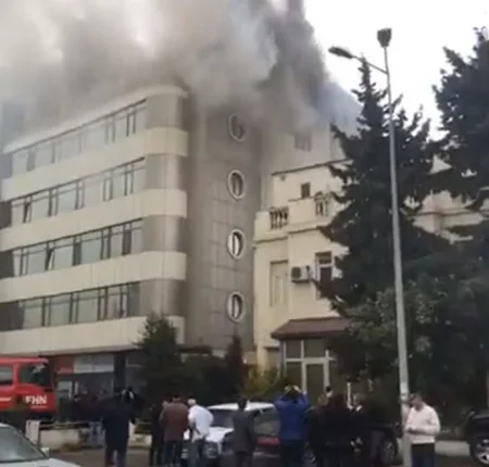 Bakıda biznes mərkəzində baş verən yanğın söndürülüb, 40 nəfər təxliyyə olunub - YENİLƏNİB - 2