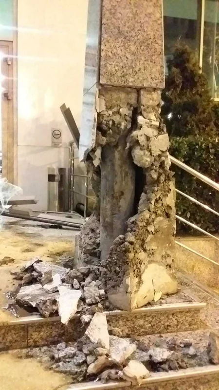 Bakıda yüksək sürətlə hərəkət edən “BMW” otelin giriş qapısına çırpılıb