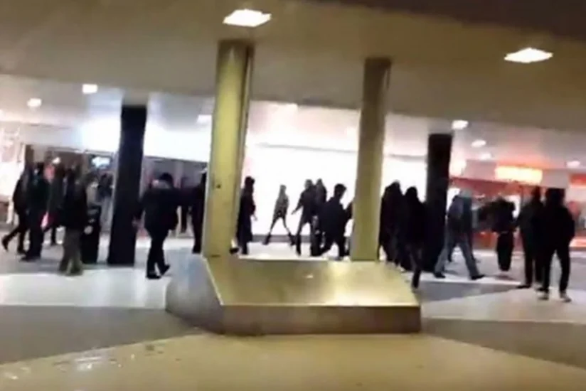 В центре Стокгольма 100 человек в масках напали на мигрантов - ВИДЕО