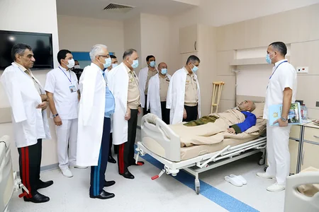 Müdafiə naziri hərbi hospitalda müalicə alan yaralılarla görüşüb