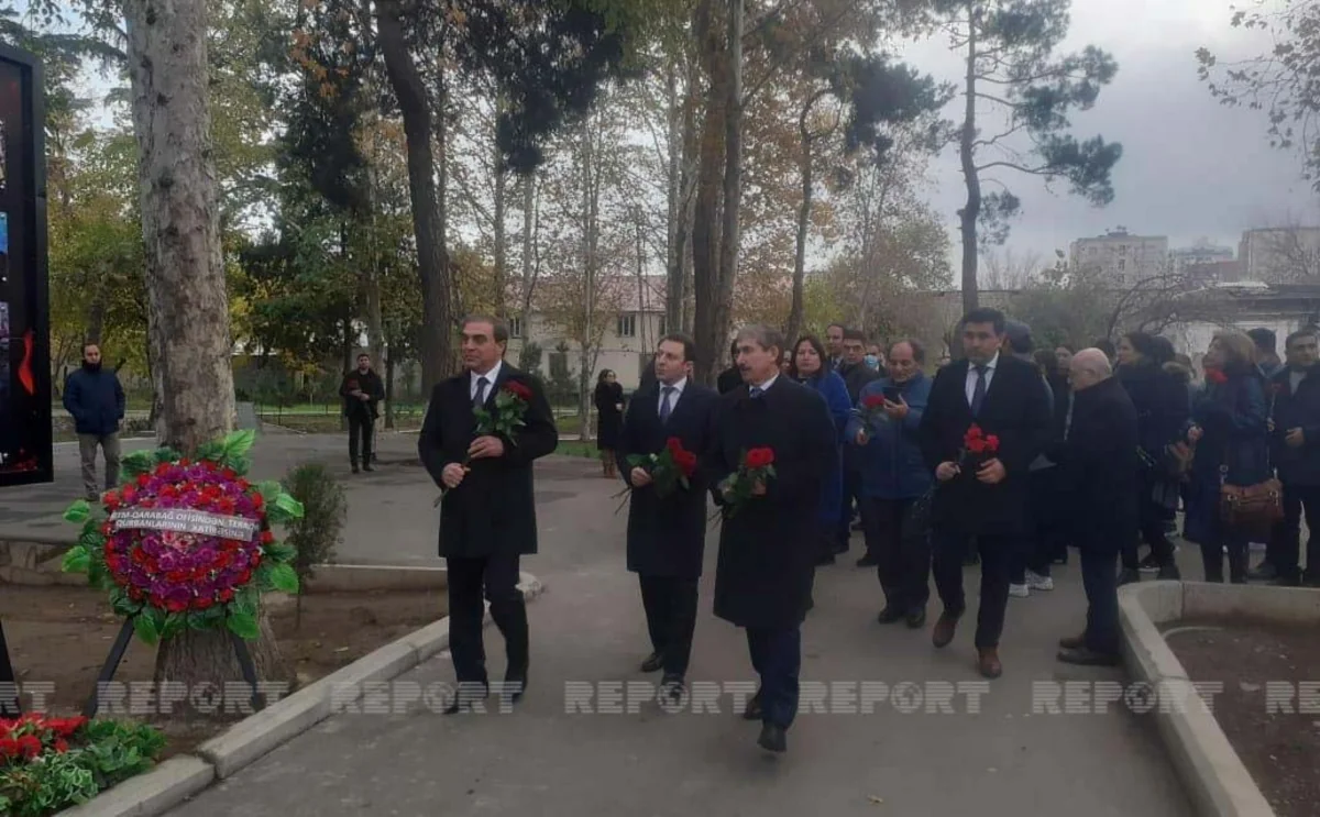 XİN nümayəndələri Gəncədə terror aktı qurbanlarının xatirəsini yad ediblər