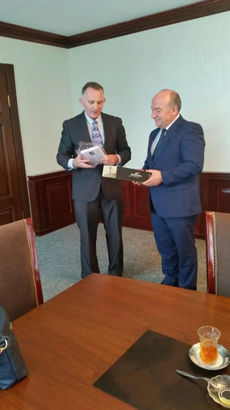 İsrailin Azərbaycandakı səfiri Cümə məscidini ziyarət edib