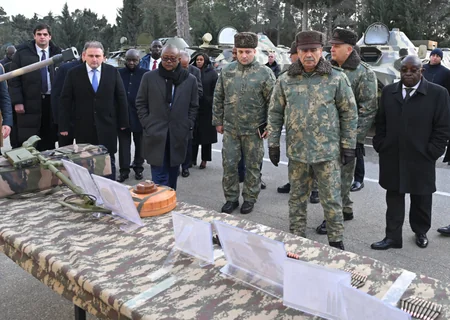 Президенту Гвинеи-Бисау показали вооружение командос Азербайджана
