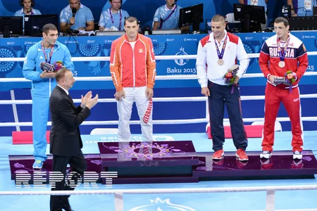 Prezident İlham Əliyev Bakı 2015də qalib gələn Abdulqadir Abdullayevə qızıl medalı təqdim edib - FOTO
