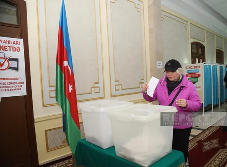 Paytaxtdakı seçki məntəqələrində seçici fəallığı davam edir - FOTOREPORTAJ