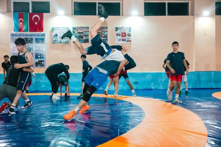 Azərbaycan Güləş Federasiyası “Lokomotiv”in güləş bölməsini zəruri inventarla təmin edib