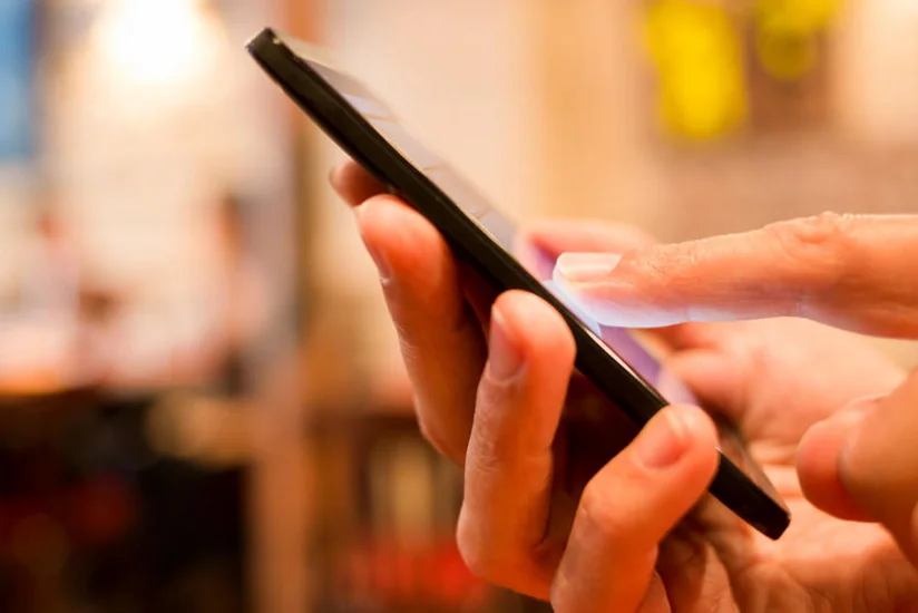 Назван срок жизни коронавируса на купюрах и экранах смартфонов