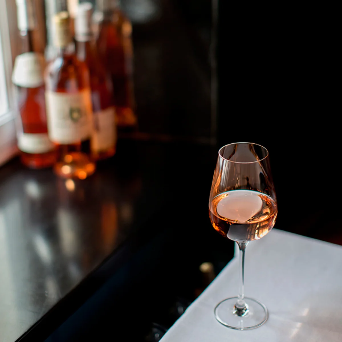 Назван облегчающий течение COVID-19 алкогольный напиток