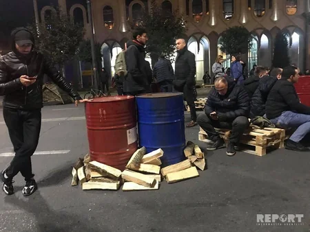 В Тбилиси возобновилась акция протеста - ФОТО - ОБНОВЛЕНО