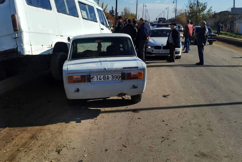 Cəlilabadda mikroavtobus minik avtomobili ilə toqquşub