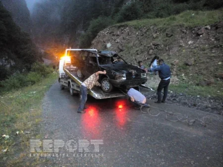 ​Qubada sürücü şəkil çəkərkən maşınla birgə dağdan çaya düşüb - FOTO