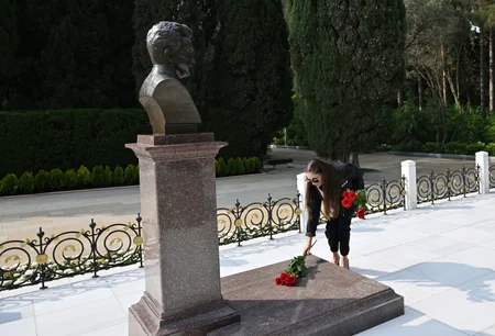 İlham Əliyev, Mehriban Əliyeva və ailə üzvləri Heydər Əliyevin Fəxri xiyabanda məzarını ziyarət ediblər