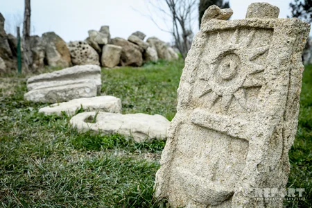 Turist bolluğu yaşayan şəraitsiz qoruq - REPORTAJ