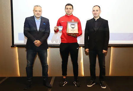 FIFA referilərinə emblemlər təqdim olunub