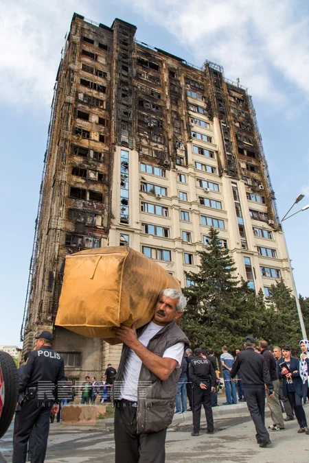 Yanğın baş verən binanın sakinləri evlərindən əşyalarını çıxarıblar - FOTOREPORTAJ