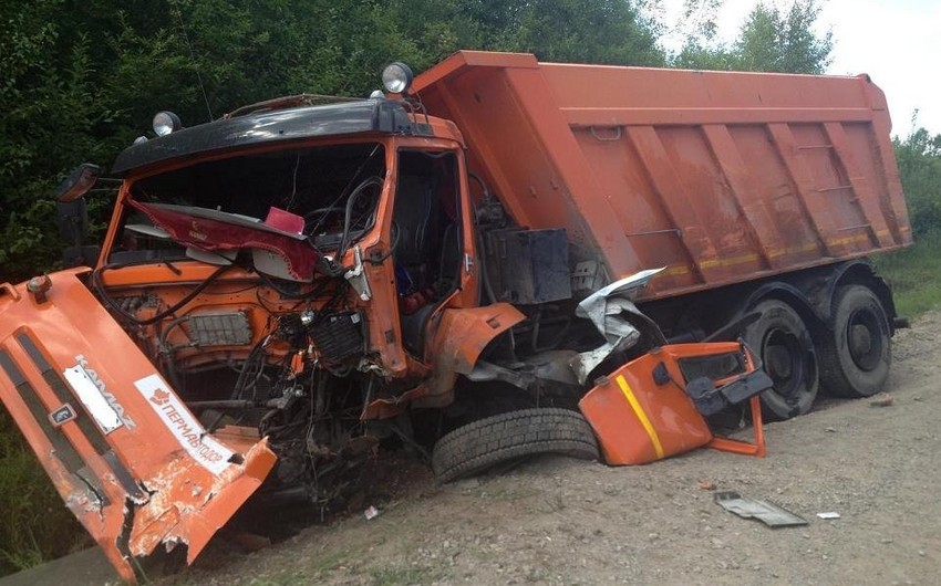 Tovuzda “KamAZ” dərəyə aşıb