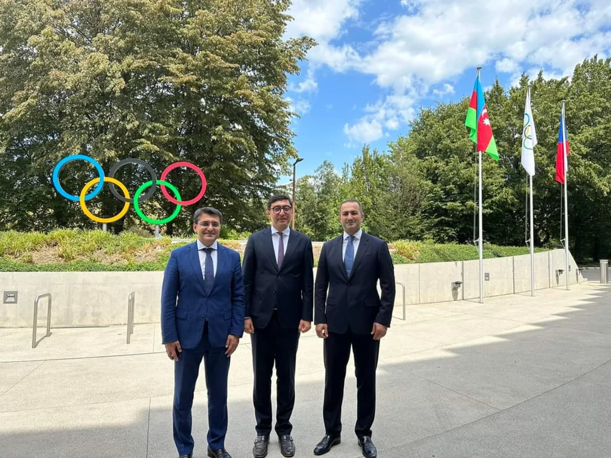 Azərbaycan bayrağı Beynəlxalq Olimpiya Komitəsinin binası qarşısında