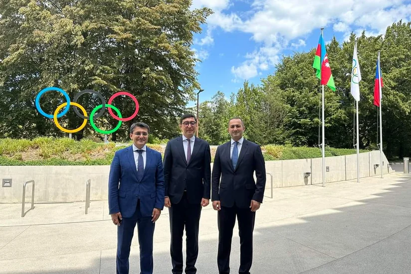 Флаг Азербайджана развевается перед зданием МОК