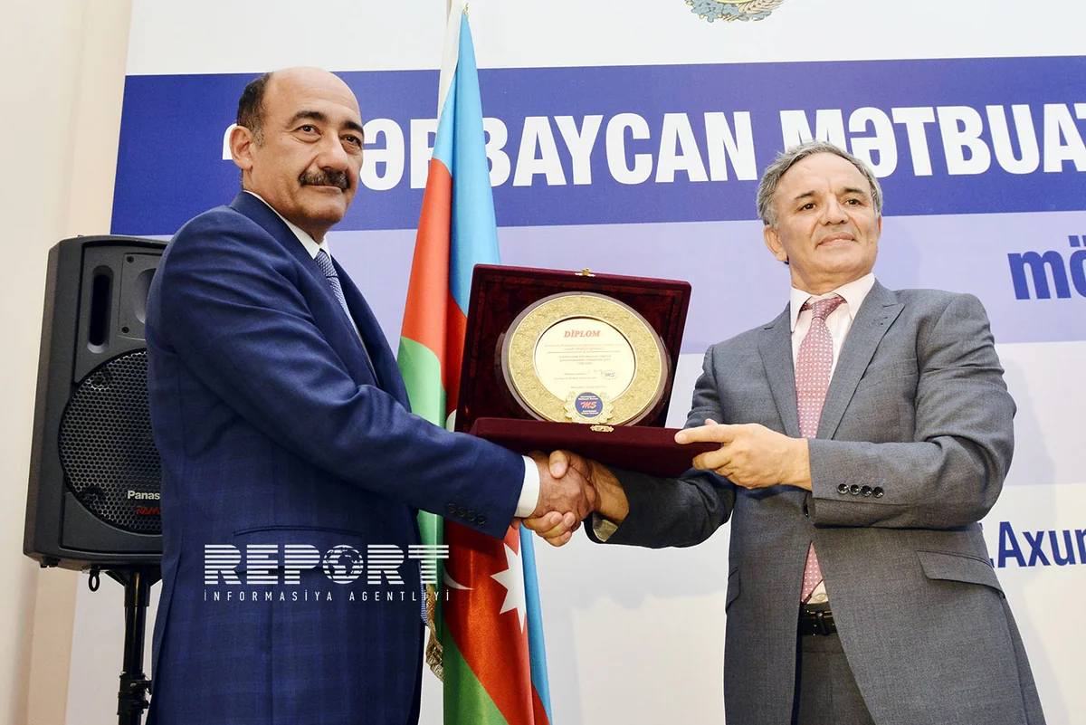 Mətbuat Şurası Əbülfəs Qarayevi mükafatlandırıb