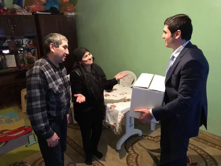 Heydər Əliyev Fondu aztəminatlı ailələrə Novruz sovqatları paylayır