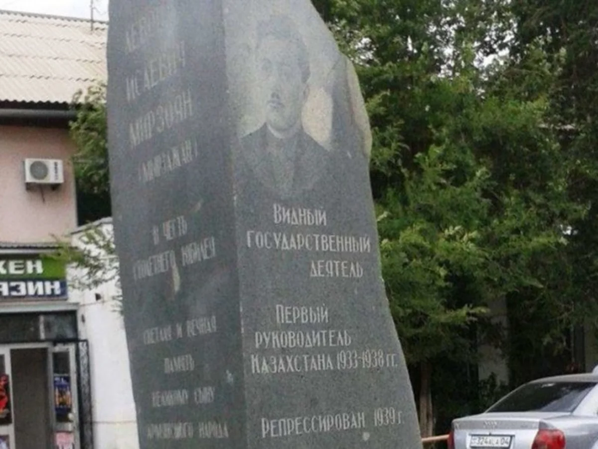 Жители казахстанской Актобы требуют снести памятник Левону Мирзояну