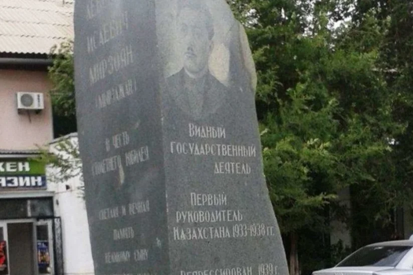 Жители казахстанской Актобы требуют снести памятник Левону Мирзояну