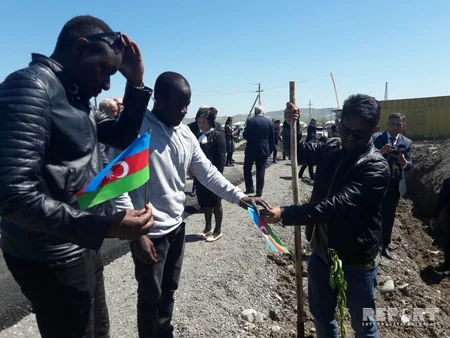 Təhsil Nazirliyinin təşkilatçılığı ilə xarici tələbələr və jurnalistlər Cocuq Mərcanlı kəndinə səfər edib - YENİLƏNİB