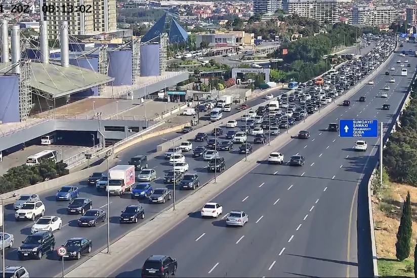 Bakının bir sıra yollarında nəqliyyatın hərəkətində tıxac yaranıb
