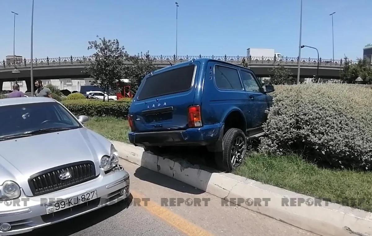 Bakıda qəza  - avtomobil 50 min manatlıq bitkiyə ziyan vurdu - VİDEO