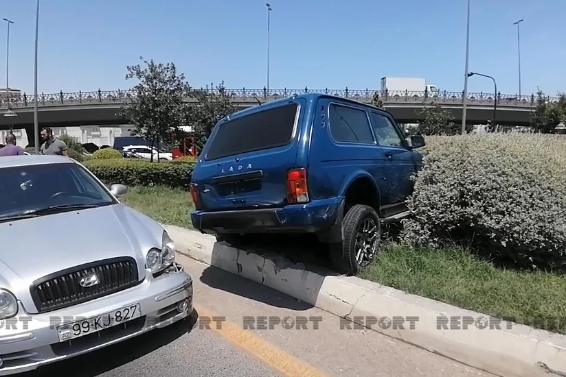Bakıda qəza  - avtomobil 50 min manatlıq bitkiyə ziyan vurdu - VİDEO