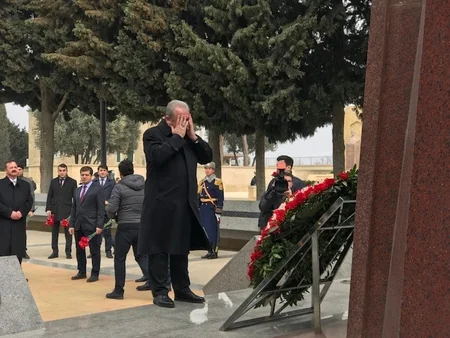 Türkiyə parlamentinin sədri Fəxri və Şəhidlər xiyabanlarını ziyarət edib