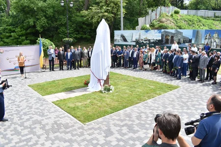 Kiyevdə Nəsiminin heykəlinin açılış mərasimi keçirilib