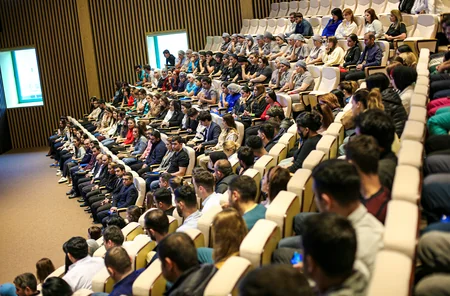 Yeni klinikada gənc kadrlarla görüş keçirildi