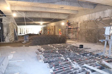 Ağ şəhərdə inşa olunan iki piyada keçidində 8 eskalator quraşdırılacaq