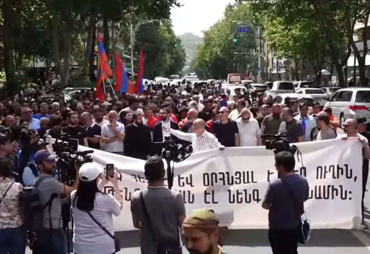 Ermənistanda etirazçılar özlərini zəncirlə bağlayıblar - YENİLƏNİB