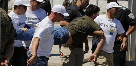 Srebrenitsada keçirilən matəm mərasiminə qatılan Serbiyanın baş nazirinə daş və butulka atıblar - VİDEO