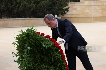 XİN-in rəhbər heyəti Fəxri və Şəhidlər xiyabanlarını ziyarət edib